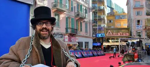 Sciopero della fame davanti l'Ariston. La protesta contro i 5mila euro di multa