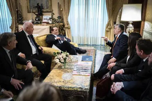 Berlusconi in campo per Orban: "Fidesz dia segnali positivi"