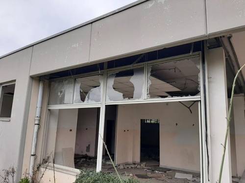 Volontari chiedono una struttura per ospitare i bisognosi, ma l’edificio resta nel degrado