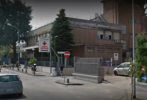 Giugliano,disturba in ospedale e aggredisce agenti: fermato straniero