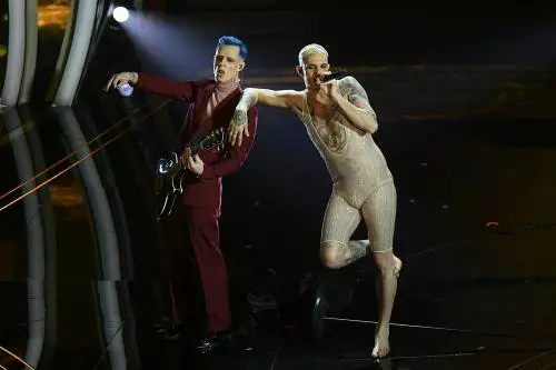 Achille Lauro sorprende tutti e si denuda sul palco