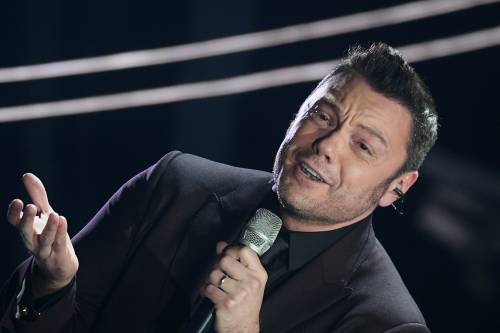 Sanremo, Tiziano Ferro dedica Almeno tu nell'universo al marito e si commuove