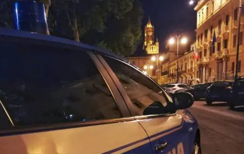 Ubriaco sullo scooter scappa all'alt e aggredisce i poliziotti: arrestato