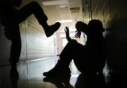 "Che hai da guardare?". Così la baby gang rom massacra un 18enne