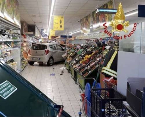 Auto piomba in un supermercato dopo aver sfondato la vetrina
