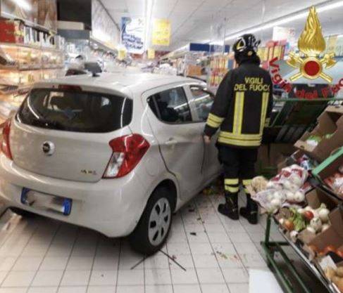 Varese, sfonda la vetrina e entra con l’auto nel supermercato