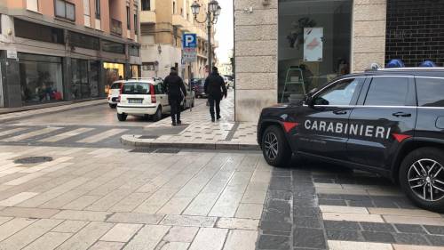 Spara ai carabinieri e fugge: la caccia all'uomo termina a Brindisi