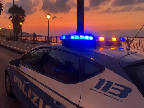 Gambiano picchia un passante per rubargli lo smartphone: arrestato