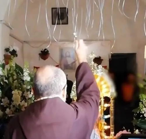 Il prete benedice la festa del clan vietata dal sindaco