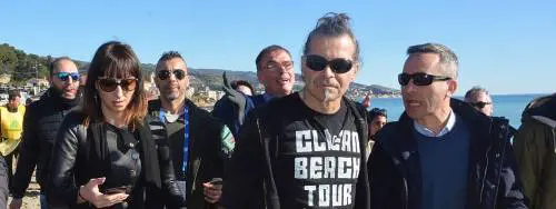 Pelù pulisce le spiagge a Sanremo: "Gesto rivoluzionario non da sfigati"