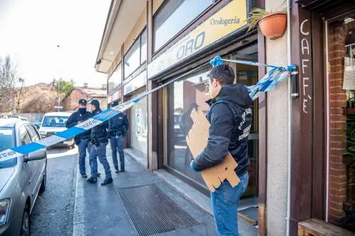 Entrano armati di coltello e rapinano un "Compro oro", tre anziani in ospedale
