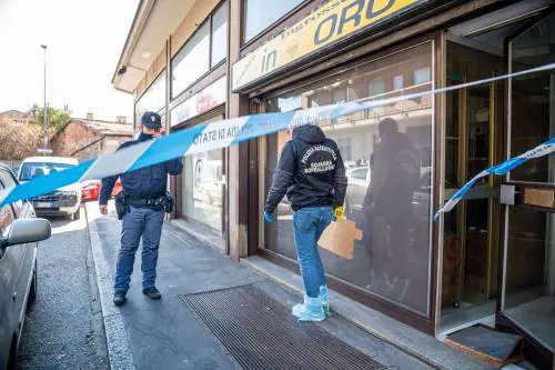 Entrano armati di coltello e rapinano un "Compro Oro": feriti tre anziani