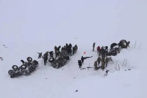 Turchia, valanga travolge soccorritori: almeno 38 morti