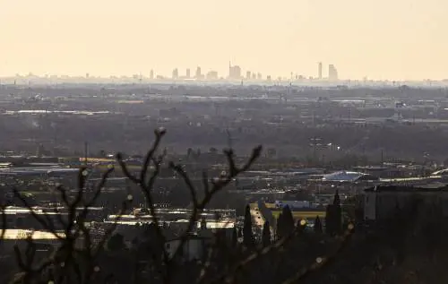 Lo skyline di Milano visto dalle mura di Bergamo