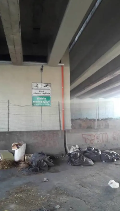 Discarica di rifiuti infiammabili in via Argine: manomesse le telecamere di videosorveglianza
