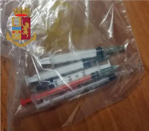 Minaccia medici e agenti con la siringa: scarcerato il giorno dopo