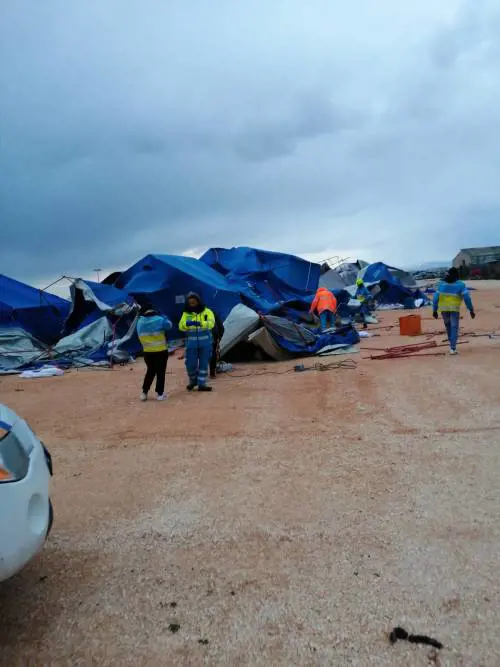 Foggia, le forti raffiche di vento distruggono la tendopoli