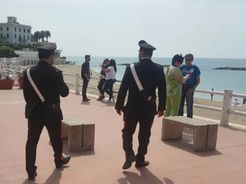 Extracomunitario tenta rapina fuori dal supermercato: arrestato
