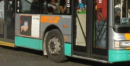 Autista bus aggredito resta invalido e viene licenziato. Campidoglio dice "No"