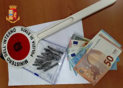 Droga e scooter rubati, scattano denunce e sequestri