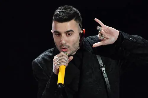 Sanremo, Junior Cally modifica la canzone di Vasco e la dedica alle Sardine?