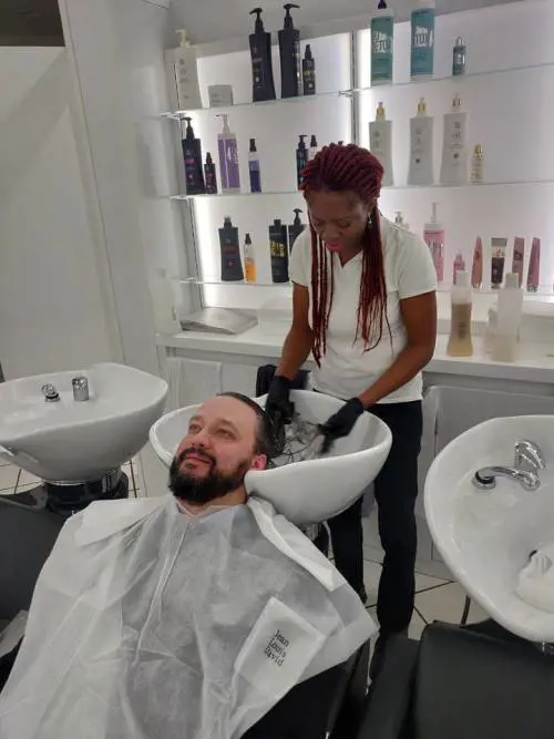 Ferrara, cliente rifiuta la parrucchiera ghanese e il sindaco leghista va a farsi lavare i capelli da lei: "No al razzismo"