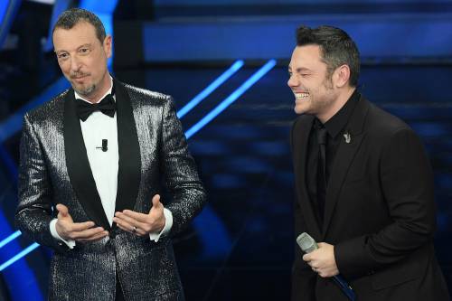 Sanremo, Tiziano Ferro tira tardi anche ​stasera: "Mi hanno messo dopo mezzanotte"