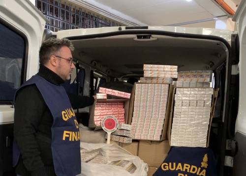 Sul furgone trasportava 268 chili di sigarette di contrabbando: arrestato
