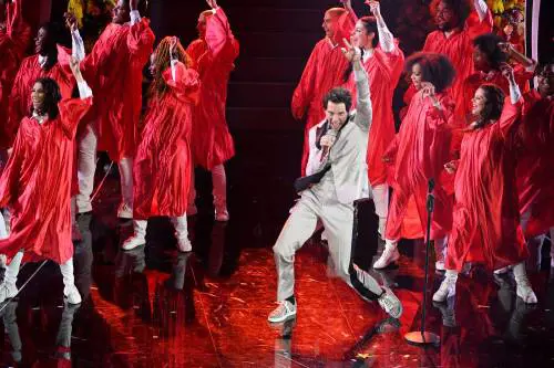 "Costretti" a parlare di musica e canzoni