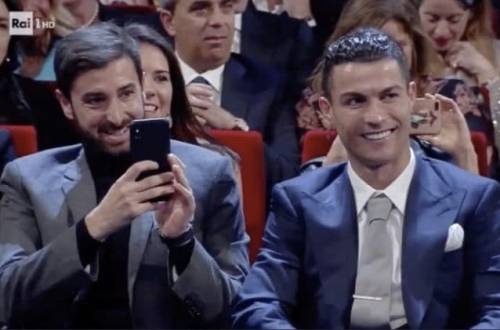 Sanremo, chi è l'amico di Cristiano Ronaldo che ha ripreso l'intera serata con lo smartphone 