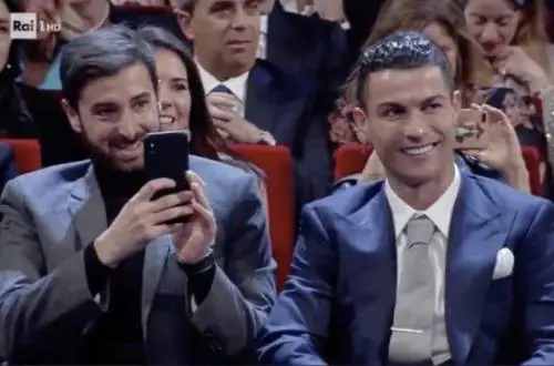 Sanremo, chi è l'amico di Cristiano Ronaldo che ha ripreso l'intera serata con lo smartphone