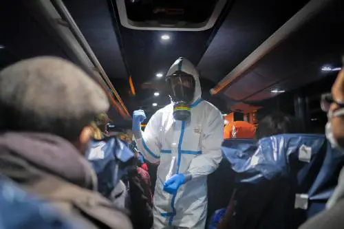 Coronavirus, allarme dell’Oms:  "Mancano dispositivi di protezione"