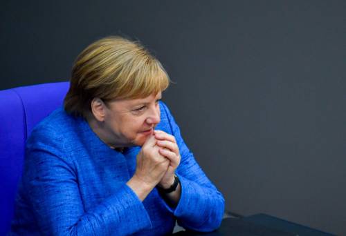 Migranti, il piano della Merkel: "Controlli rapidi fuori dalla Ue"
