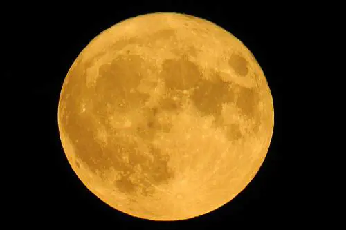 Superluna di Neve: tutti con il naso all'insù per ammirarla