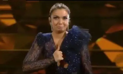 Incidente hot per Elettra Lamborghini: balla, canta ed esce di seno