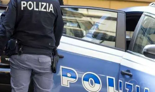 Fermano un giovane e vengono aggrediti: poliziotti ancora nel mirino dei violenti