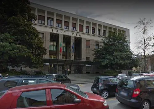 Tunisino attira 19enne in un casolare e la stupra: incastrato dal Dna