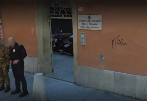 Bologna, 14enne stuprata dal ragazzo conosciuto in chat: si indaga