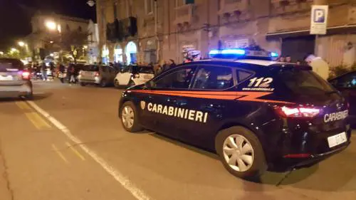 Marito tenta di soffocare la moglie: salva grazie al figlio 14enne