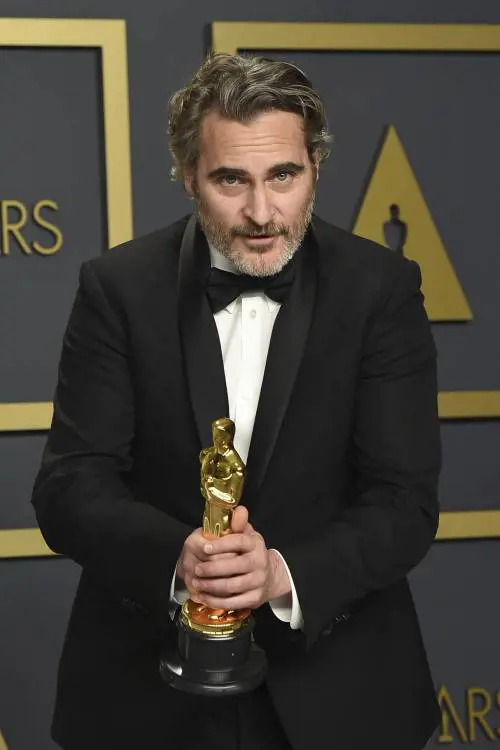 Joaquin Phoenix dedica l'Oscar al fratello: "Corri verso il rifugio con amore e la pace seguirà"