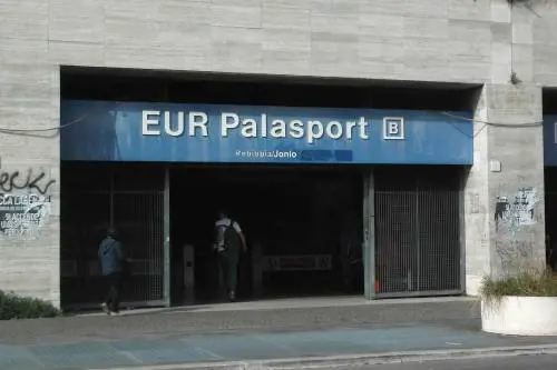 Choc nel parcheggio della metro: romeno la riempie di bastonate perché vuole rapinarla