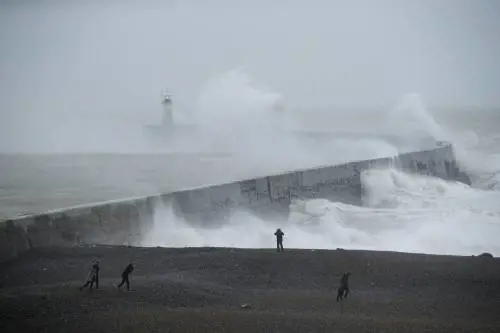 La tempesta Ciara arriva sull'Italia, raffiche di 100 Km/h