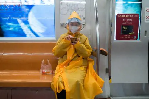 Lo studio choc: il coronavirus resiste fino a nove giorni sulle superfici