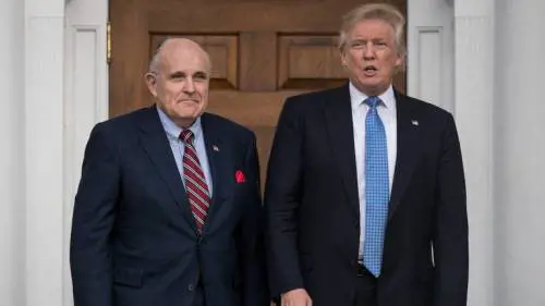 "Mi ha messo la mano sotto la gonna". Nuova accusa per Rudy Giuliani