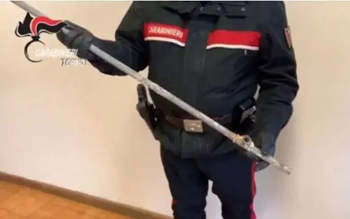 Marocchino non vuole pagare il sacchetto e sfascia il negozio