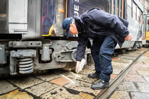 Milano, tram deraglia in via Coni Zugna