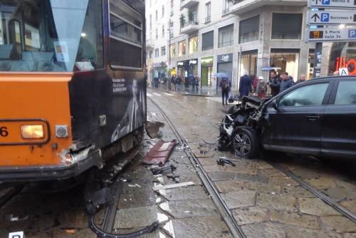 Auto si scontra con tram in centro a Milano