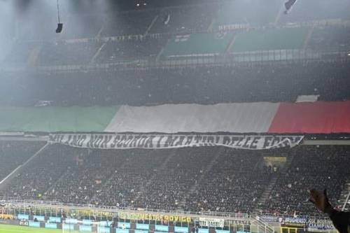 Foibe, l'omaggio della Curva Nord interista durante il derby di Milano