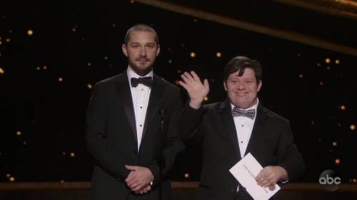 Oscar 2020, Shia LaBeouf scherza con l'attore Zack Gottsagen. Il web si infuria
