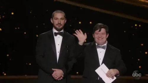 Oscar 2020, Shia LaBeouf scherza con l'attore Zack Gottsagen. Il web si infuria